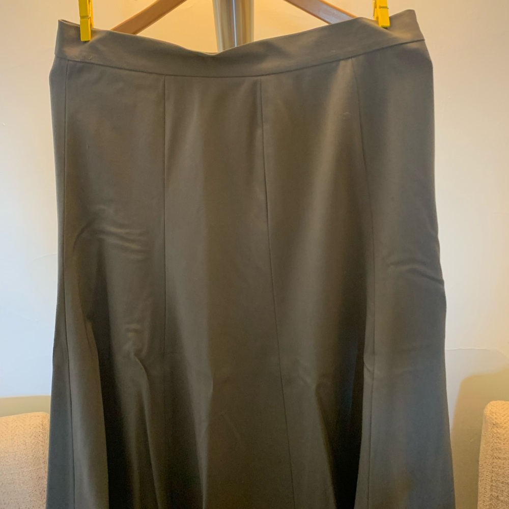 Lafayette 148 NWT  Full skirt size 12  30 inches long  Lined  green/ gray color